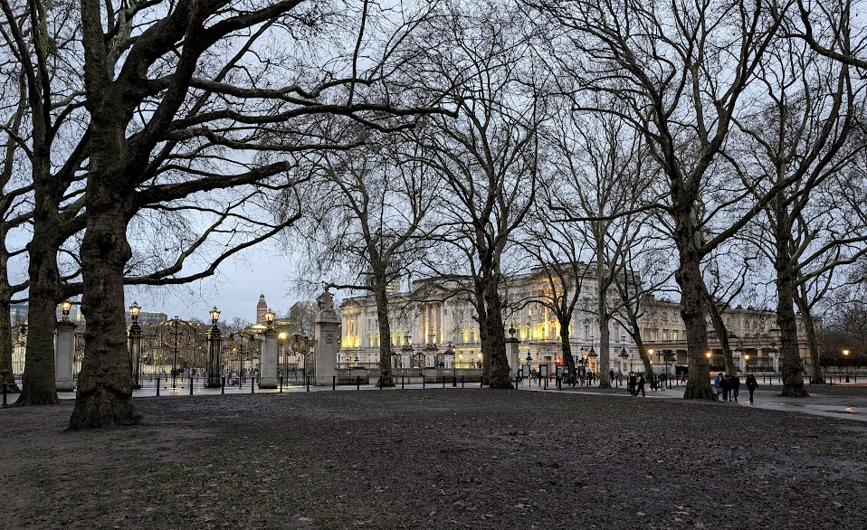 Approach to Buckingham Palace.